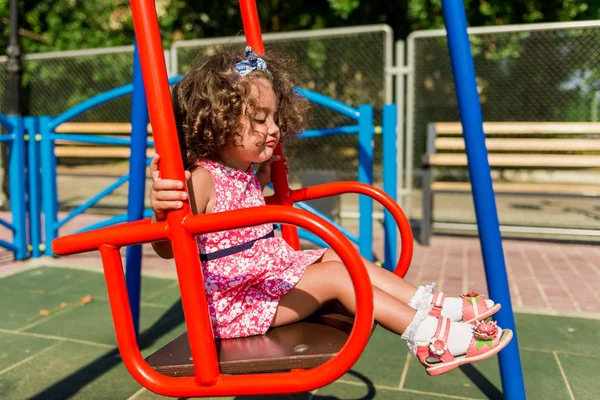 Mutlu kız parkta salıncakta sürme — Stok fotoğraf