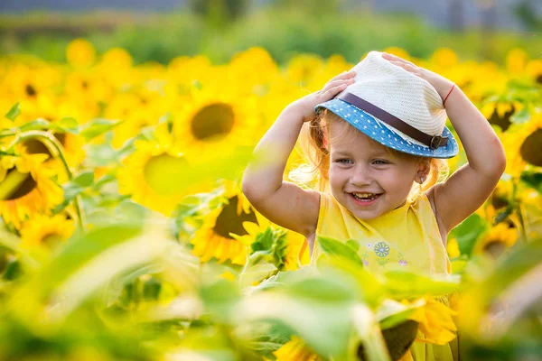 Mooie meisje in zonnebloemen — Stockfoto