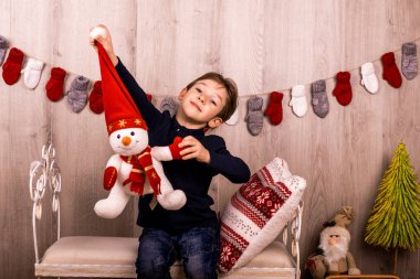 Noel Baba ve Noel bekliyor gülümseyen mutlu çocuk