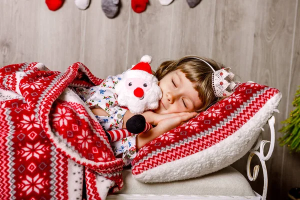 küçük kız yatakta Noel bekliyor yalan