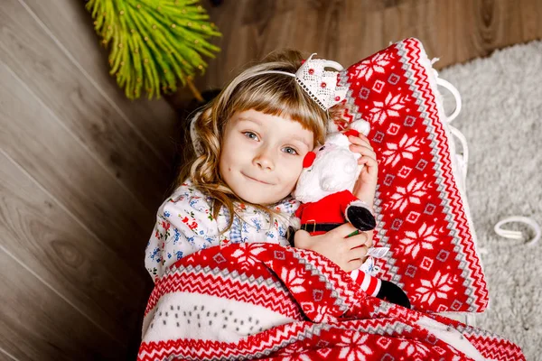 Petite fille couchée au lit attendant Noël — Photo
