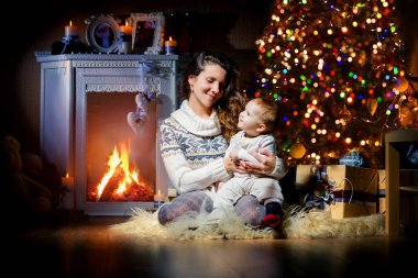 Neşeli anne ve oğlu, Noel iç, yeni yıl