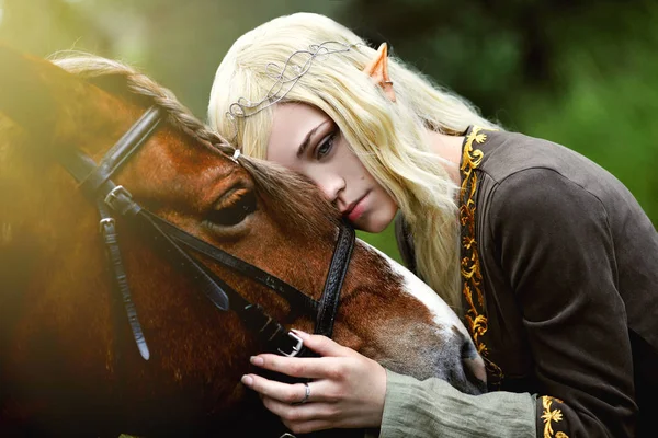 Femme elfe dans la forêt avec — Photo