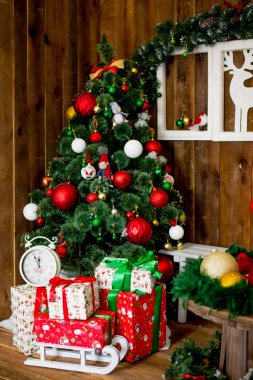 Noel hediyeleri bir köknar ağacının altında