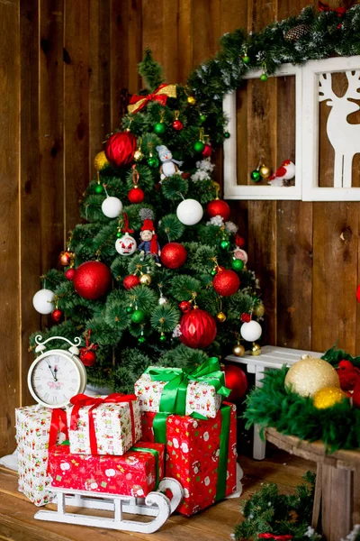 Noel hediyeleri bir köknar ağacının altında