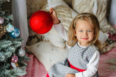 Noel ağacı oyuncaklar küçük kız Süsle