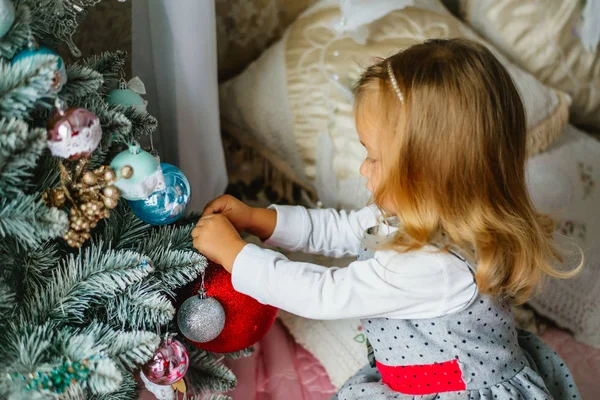 Petite fille décore les jouets sapin de Noël — Photo