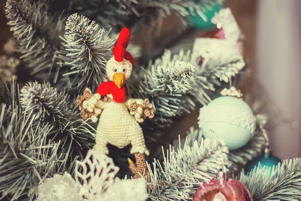 Jouet coq tricoté sur l'arbre Noël . — Photo