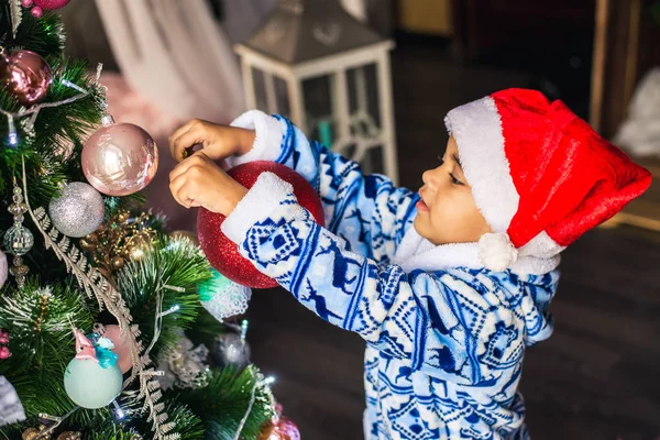 Afro-américain garçon habillé costume Père Noël décorer un arbre de Noël — Photo