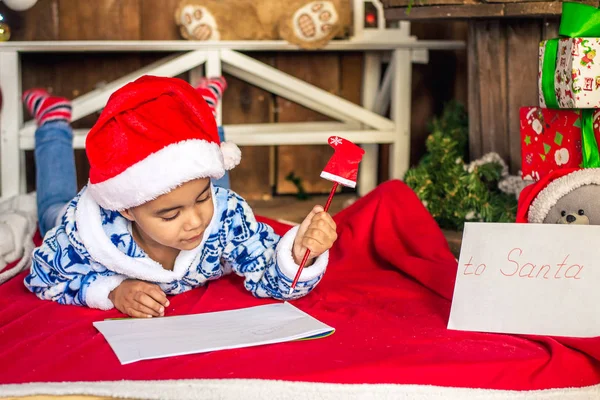 Belle enfant amerikantsky africaine écrit une lettre au Père Noël — Photo