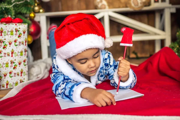 Belle enfant amerikantsky africaine écrit une lettre au Père Noël — Photo