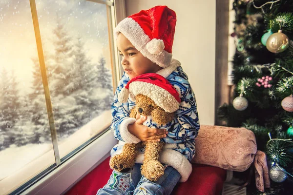 Heureux enfant garçon assis sur la fenêtre en attendant Noël — Photo