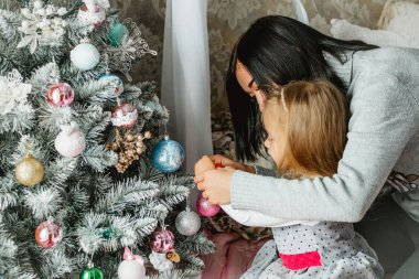 Anne ve kızı Noel ağacı süslemeleri