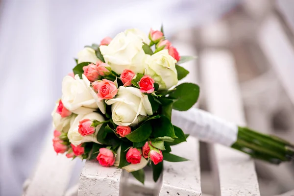 Bouquet da sposa di rose su una panchina — Foto Stock