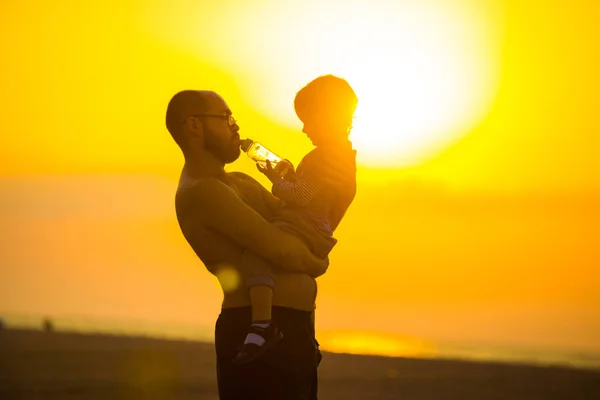 父はビーチで空気の彼の子供を投げて、シルエット ショット — ストック写真