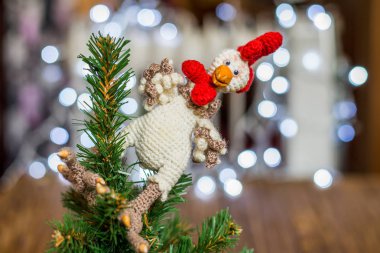 Horoz yılı. Örme horoz Noel süsleri