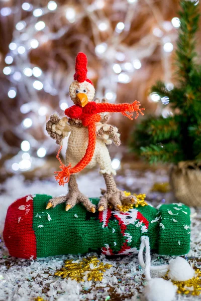 Année du coq. Coq tricoté dans les décorations de Noël — Photo