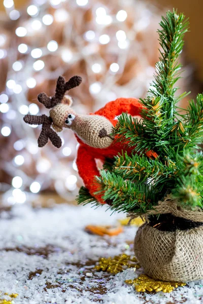 Cerf de Noël tricoté près des arbres. Carte Nouvel An . — Photo