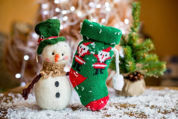 Fil fait main bonhomme de neige tenant des cadeaux dans une chaussette, bottes . — Photo
