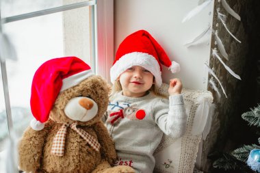 geri Noel kış penceresinde oturan kız mutlu çocuk