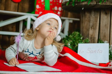 Noel Baba şapkası, küçük kız Noel Baba'ya mektup yazar