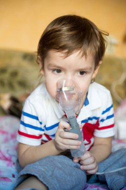 Astım sorunları veya anti, soğuk algınlığı, şirin küçük çocuk astım ilacı evde kullanma.