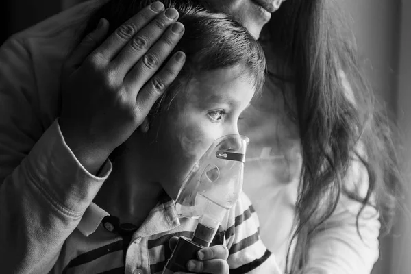 Genç kadın oğluyla evde bir Nebulizatör inhalasyon yapıyor