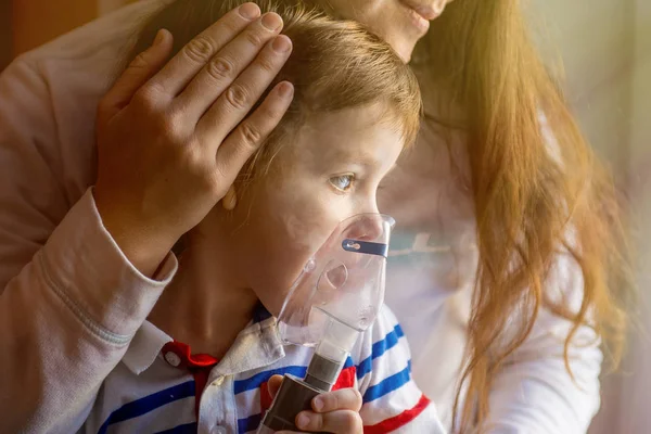 Młoda kobieta z synem robi inhalacji nebulizator w domu — Zdjęcie stockowe