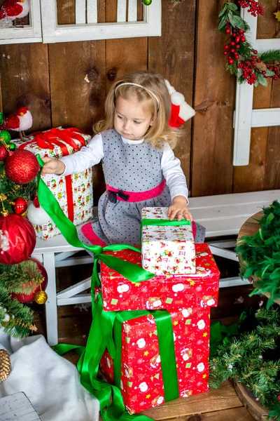 Beautiful happy Girlie opens New Year's gift — Stock Photo, Image