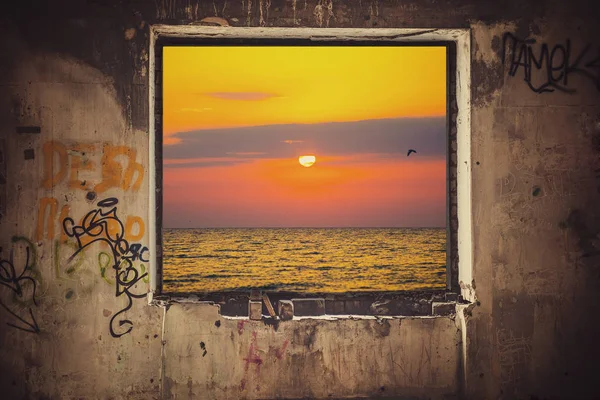 Janela destruída edifício com acesso à nuvem, o pôr do sol no mar — Fotografia de Stock