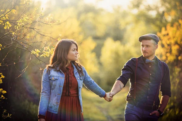 若いカップルが手を繋いで公園を散歩が大好き — ストック写真