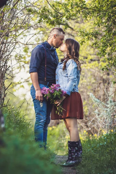 Kärleksfull unga paret höll händer och kysser — Stockfoto