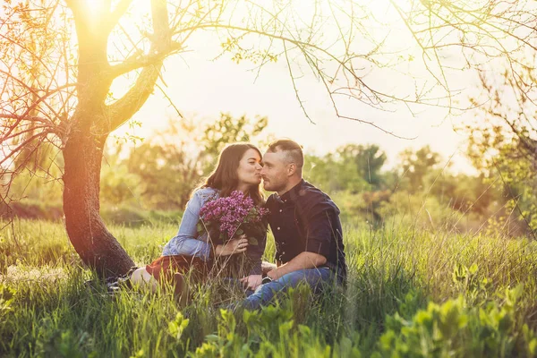 Ritratto di una coppia amorevole che tocca la fronte al tramonto — Foto Stock