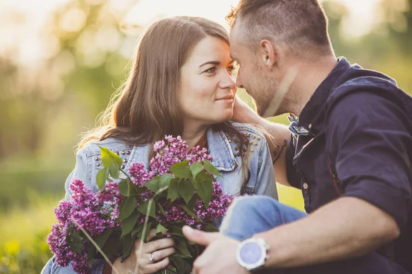 若い男が彼の恋人の女の子に花を与える. — ストック写真