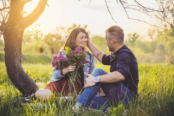若い男が彼の恋人の女の子に花を与える. — ストック写真