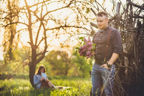 若い男が彼の恋人の女の子に花を与える. — ストック写真