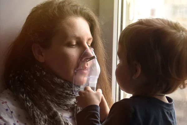 Chica enferma hace inhalación con una máscara en la cara —  Fotos de Stock