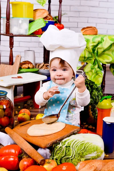 Dziewczynka w ubrania kucharzy z kadzi — Zdjęcie stockowe