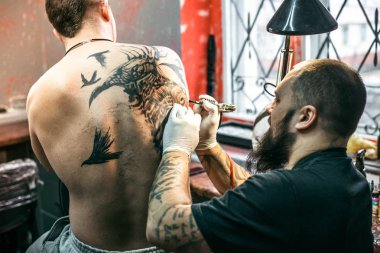 bir dövme bir adam arkasında oluşturma işlemi