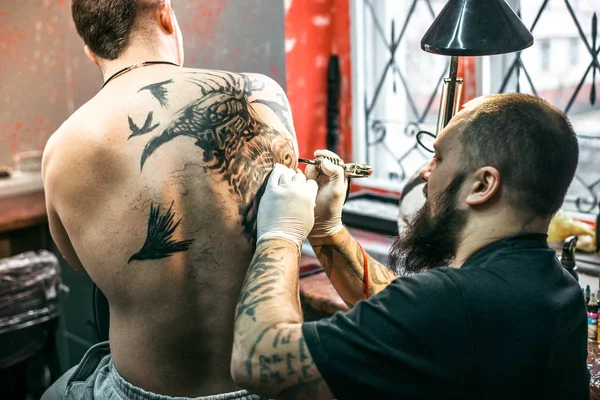 bir dövme bir adam arkasında oluşturma işlemi