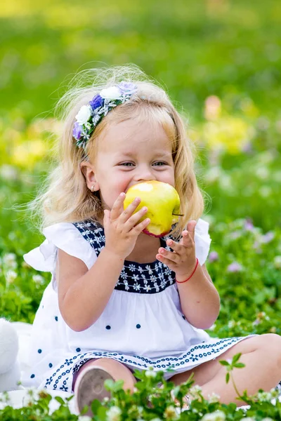 Joven hermosa bebé niña comer manzana —  Fotos de Stock