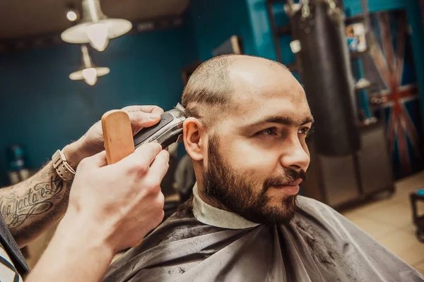 Peluquero hace pelo corto hombre —  Fotos de Stock