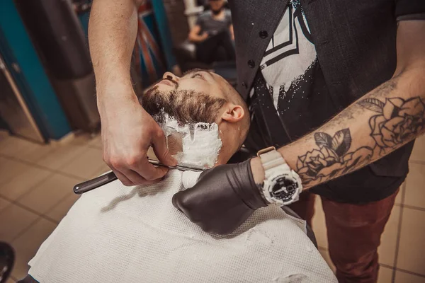 Hombre afeitándose la barba en el peluquero profesional —  Fotos de Stock