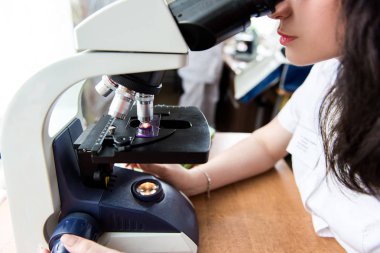 Laboratuvar kadın mikroskop arıyor