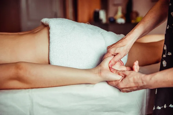 Fisioterapista massaggiare le mani — Foto Stock