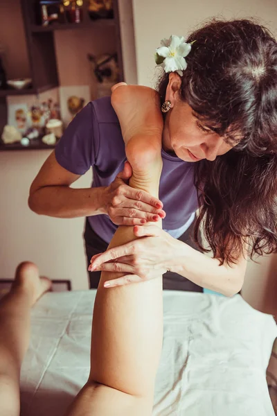 Donna che fa massaggio ai piedi sportivo . — Foto Stock