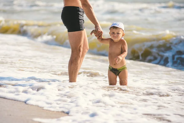 Padre e hijo van a nadar a la playa — Foto de Stock
