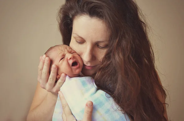 Retrato de um menino recém-nascido no ombro de sua mãe — Fotografia de Stock