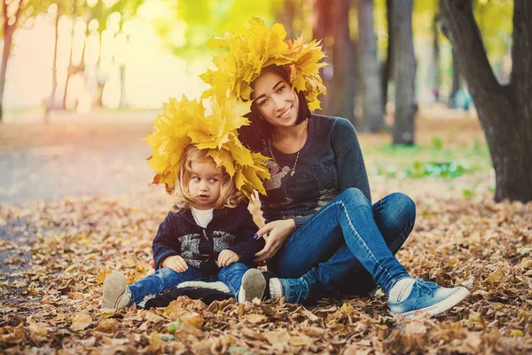 Счастливая мать и дочь в парке осенью — стоковое фото