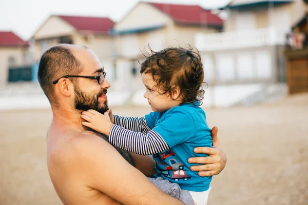 足で空気の彼の赤ちゃんの息子を持つ父親 — ストック写真